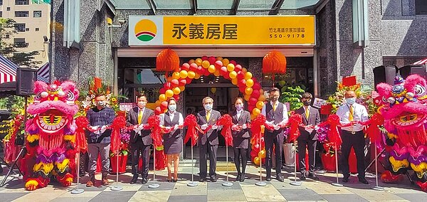 新竹學區宅搶手，永義房屋竹北高鐵京宸加盟店店東謝孟涓開幕時說明，永慶房產集團擁有最豐富聯賣資源，有效助消費者成家。圖／永慶房產集團提供
