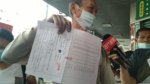 城中城承租戶拿出租約,出租人是他們口中的總幹事,其實無產權。 記者林保光/攝影