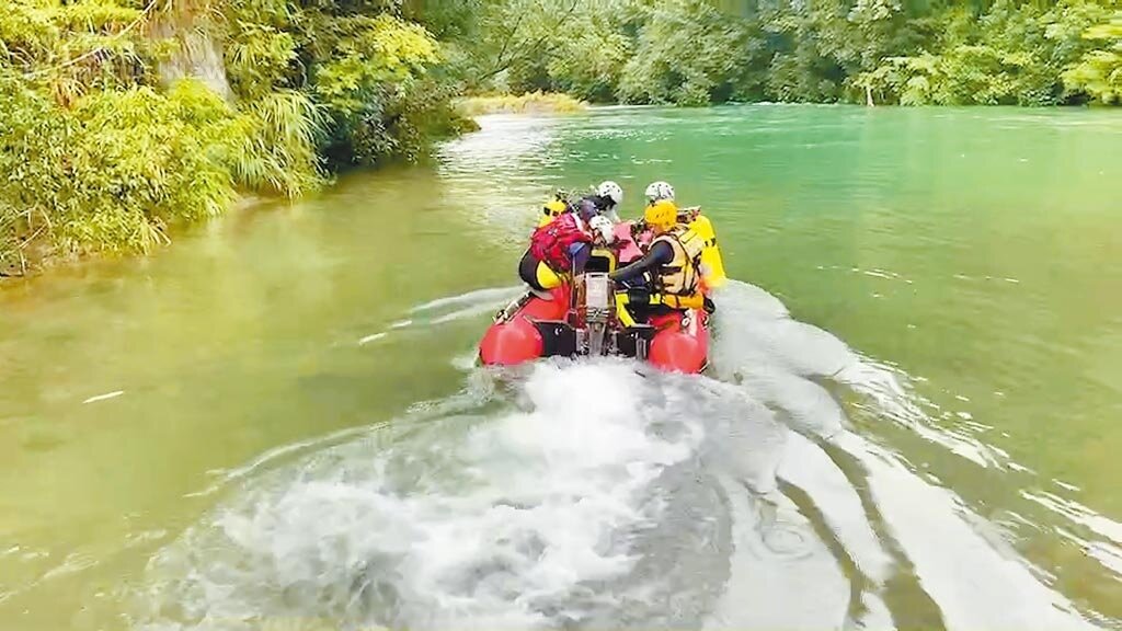 新北市虎豹潭落水意外，截至17日失蹤6人中已找到4名死者，尚有2人下落不明，消防局不放棄任何希望，18日投入318名人力，並出動18艘救生艇及6部空拍機持續展開搜救。圖／新北市政府消防局提供
