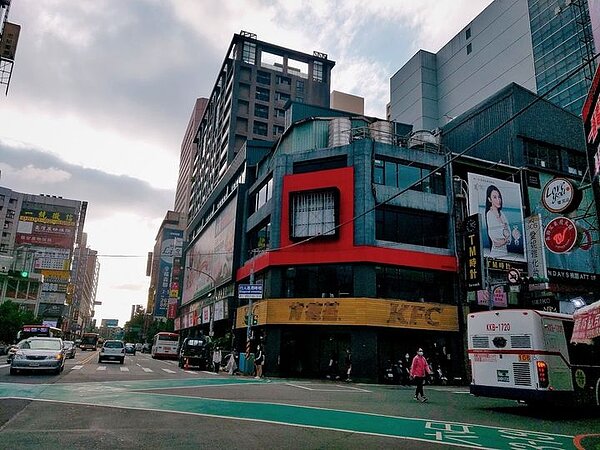 網友發現肯德基招牌早已撤掉。圖/取自桃園爆報社團