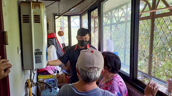 針對獨老家中熱水器的安全進行評估。圖/林口區公所提供