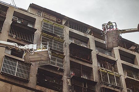 高雄城中城大火造成46死,行政院長蘇貞昌昨在立法院備詢時坦言政府做得不夠,「我們應該自責」;但被追問是否願負起政治責任下台,他僅表示,任何該負的責任他一定負責,「但我不做表演」,「我不做嘴巴講一下的這種事情」。(本報資料照片∕袁庭堯高雄傳真)