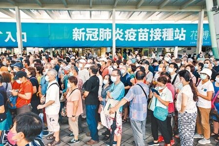 第12輪疫苗預約日前開放,卻出現預約不到的狀況,不少民眾只能「跨區」預約偏遠鄉鎮的疫苗,民眾痛批「政府是把百姓當難民嗎」?圖為民眾13日在花博接種站場館外排隊人龍塞爆,民眾不滿動線紊亂,抱怨連連。(張鎧乙攝)