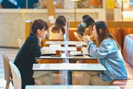 桃機出境旅客即日起可以在航廈內飲食，看到旅客和員工前來內用餐點，桃機餐飲業者開心說「整個機場像活過來了」。（陳麒全攝）