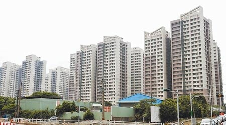 新北市板橋浮洲合宜住宅自2018年大量交屋後，法拍案件頻傳，截至2020年底止，已有55件法拍移轉案，其中39件約7成涉有「假債權、真買賣」之弊端。圖為浮洲合宜住宅。（本報資料照片）