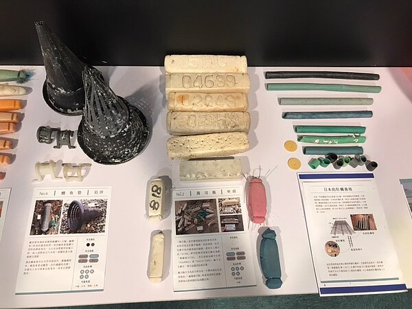 環團在台灣沿海收集到的浮具垃圾，不少來自中國、越南跟泰國。記者吳姿賢／攝影 