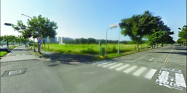 台糖位於橋頭新市鎮成功南路和橋新五路口的2812坪「住三」建地（二路文叉的三角窗），19日由郡都建設以每坪57.33萬元標得。圖／摘自Google街景