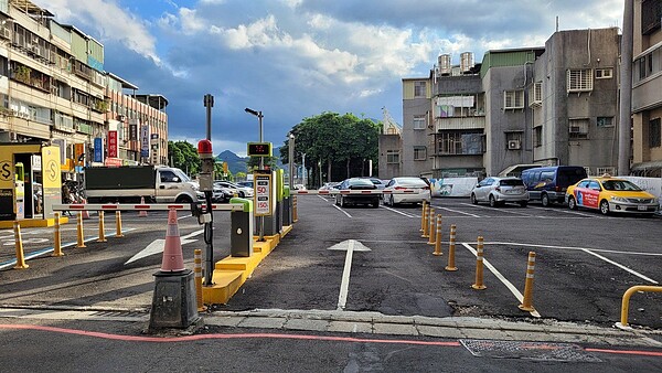 新北市東來大廈拆除後改為停車場,經過2年遲遲沒有重建,地方民眾質疑市府雷聲大雨點小。 圖/市議員陳偉杰提供