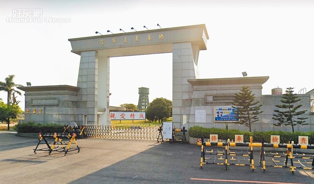 位於空軍第四聯隊戰術戰鬥機聯隊基地內的少華樓,建物歷史逾50年,因保有早年木造屋頂梁柱結構,已二度被文資委員要求列冊追蹤。圖/取自google街景圖;呂妍庭嘉義傳真