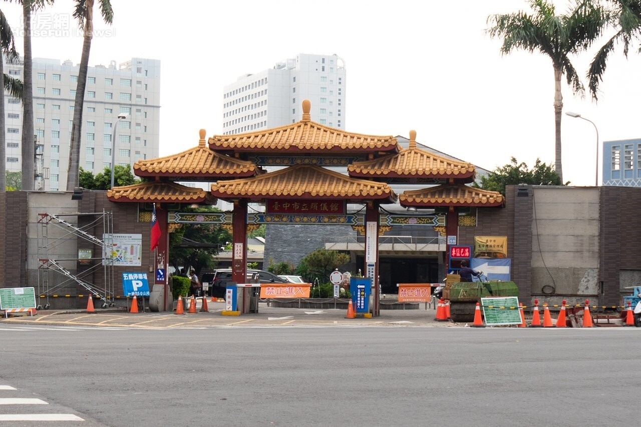 台中崇德殯儀館位於市區精華地段，建築、設備老舊，議員批評治喪沒隱私、尊嚴，也呼籲重建或遷移。圖／台中市民政局提供