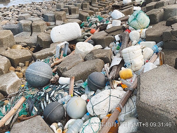 黑潮海洋文教基金會19日舉辦「牡蠣養殖廢棄物攻占全台」記者會,發布「西海岸漁業廢棄物圖鑑」,指台灣西南沿岸養殖業的海洋廢棄物占比多達6成,隨洋流漂至東北角,呼籲政府從法規、補助著手,加速研擬海廢處理機制。圖為110年10月在雲林海岸的廢棄浮具。(黑潮海洋文教基金會提供)