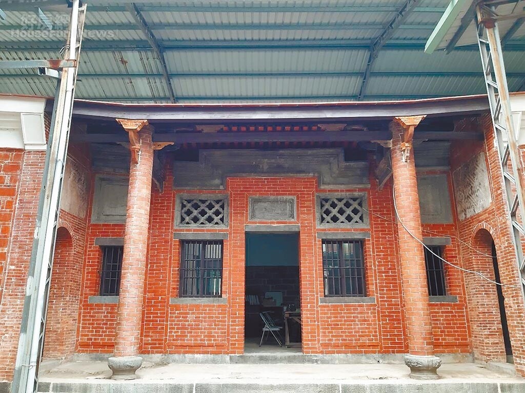 「淡水崎仔頂施家古厝」二期修復工程2度流標,新北市文化局檢討後除放寬匠師資格,也增加近30萬元預算調整為4187萬餘元,以增加廠商投標意願。圖/新北市文化局提供;陳慰慈新北傳真