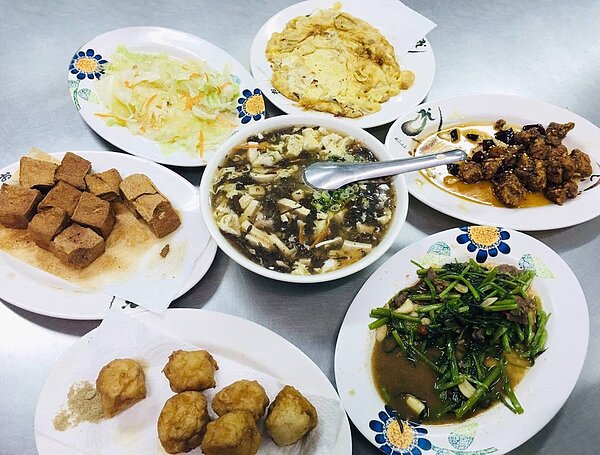 老饕小吃店提供有烘蛋、香酥炸豆腐等料理。圖/擷取自老饕小吃店粉絲頁