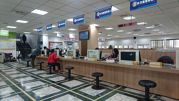 板橋地政事務所與新北市政府都市更新處合作,每週一至週五下午2點至5點,由都市更新推動師進駐1樓櫃檯提供免費諮詢服務。圖/取自新北協拍中心