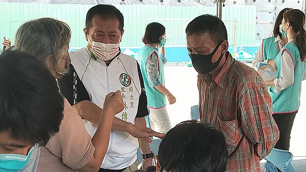 高雄城中城大樓當地府北里長林傳富(左二)發覺有人冒名要登記成城中城住戶,今天與工作人員協助釐清身分。記者林保光/攝影