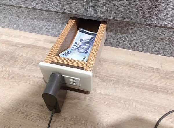 插座拉開竟然是個小抽屜,讓人妻驚呆。圖/截自臉書社團「爆廢公社公開版」