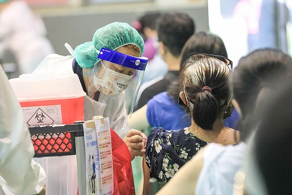 為方便民眾施打疫苗,台中市安排兩天下午可免預約至快打站施打。圖/台中市政府提供