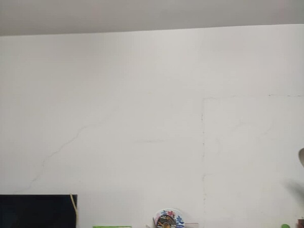 新北土城一名網友發現家中出現長方形裂痕。圖/翻攝自房屋萬事通公社