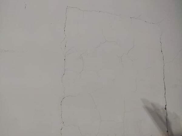新北土城一名網友發現家中出現長方形裂痕。圖/翻攝自房屋萬事通公社
