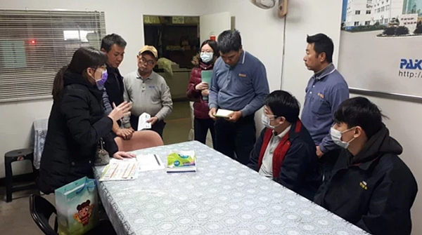 陳瑞嘉表示，勞工局針對經發局提供的工廠清冊主動聯繫訪視 ，提供就業職訓輔導及申請失業給付，協助市地重劃致工作地變更的勞工，提供交通、 搬遷及租屋補助。圖／新北市勞工局提供
