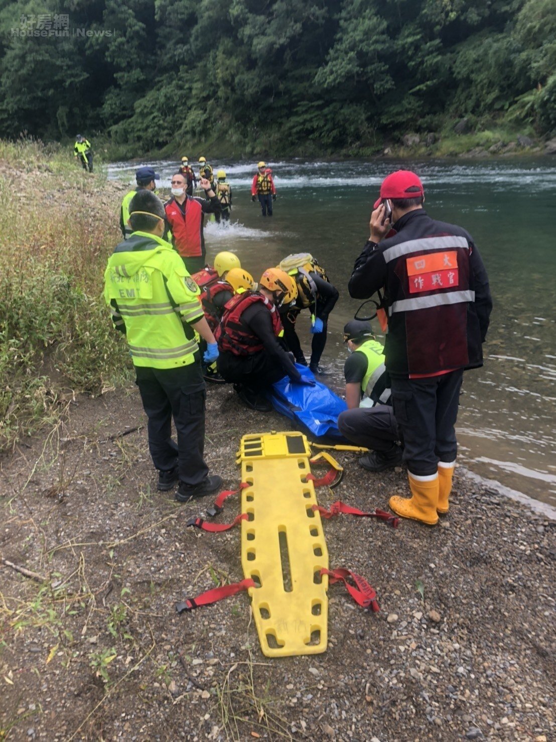 新北消防持續搜尋失蹤兩女，今早傳出已尋獲陳姓少女遺體。圖／新北市消防局提供