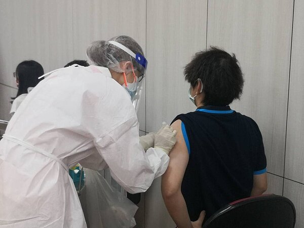 板橋1名男子打完BNT後持續胸悶、呼吸困難長達半個月,11日昏倒後送醫不治。圖為接種示意圖非當事人。圖/新北市府提供