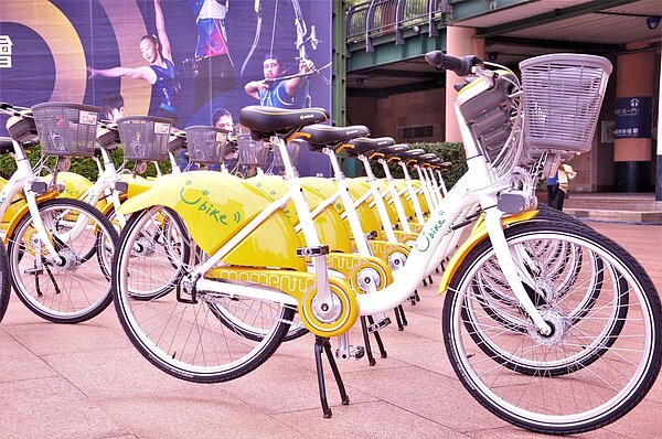 新北市YouBike2.0系統昨天正式上路,首階段開通8個相鄰台北市的行政區共300站,目標年底達700站、2025年達1500站。記者張哲郢/攝影