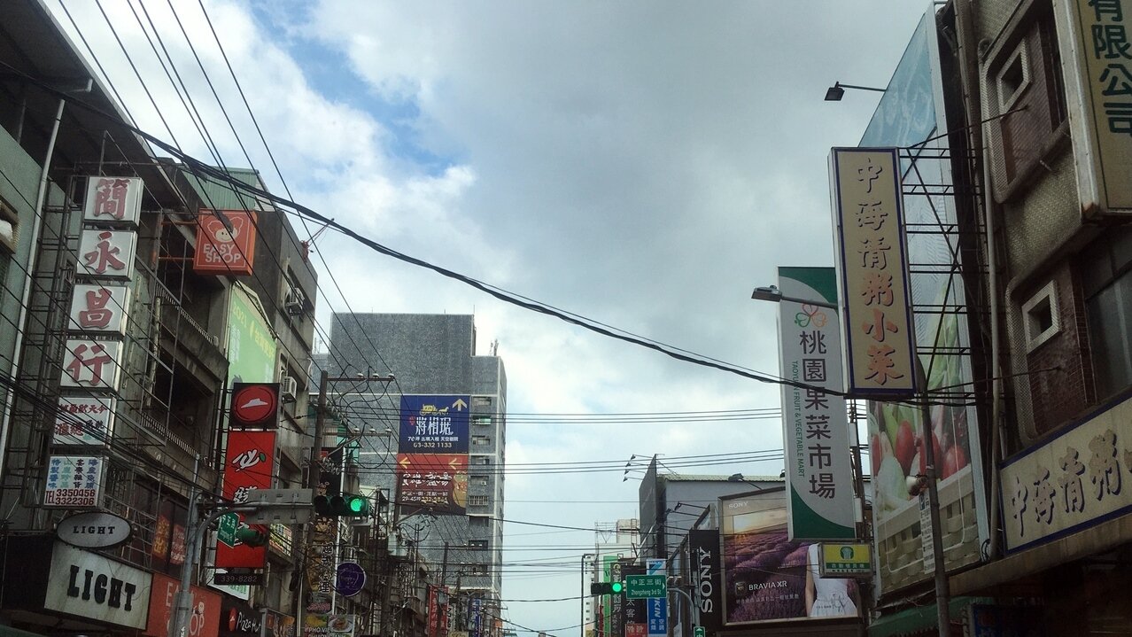 桃園市天空纜線雜亂影響市容,目前地下化超過50%,工務局正研擬管理自治條例,將來未經許可亂牽線將開罰或剪線。記者陳俊智/攝影