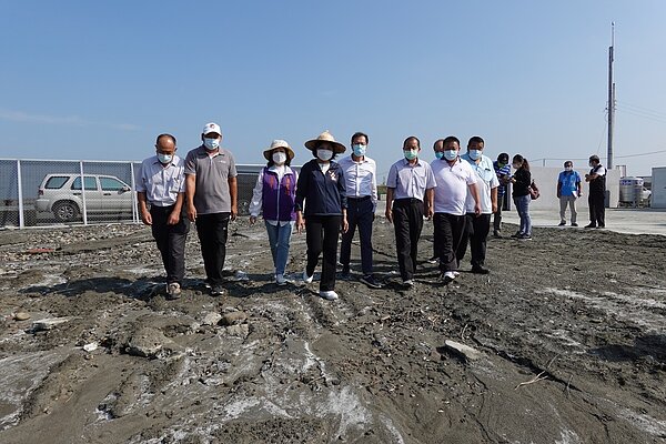 雲林縣長張麗善(左四)昨天訪視口湖鄉文蛤暫置場工程進度,預計11月完工啟用。記者陳苡葳/攝影