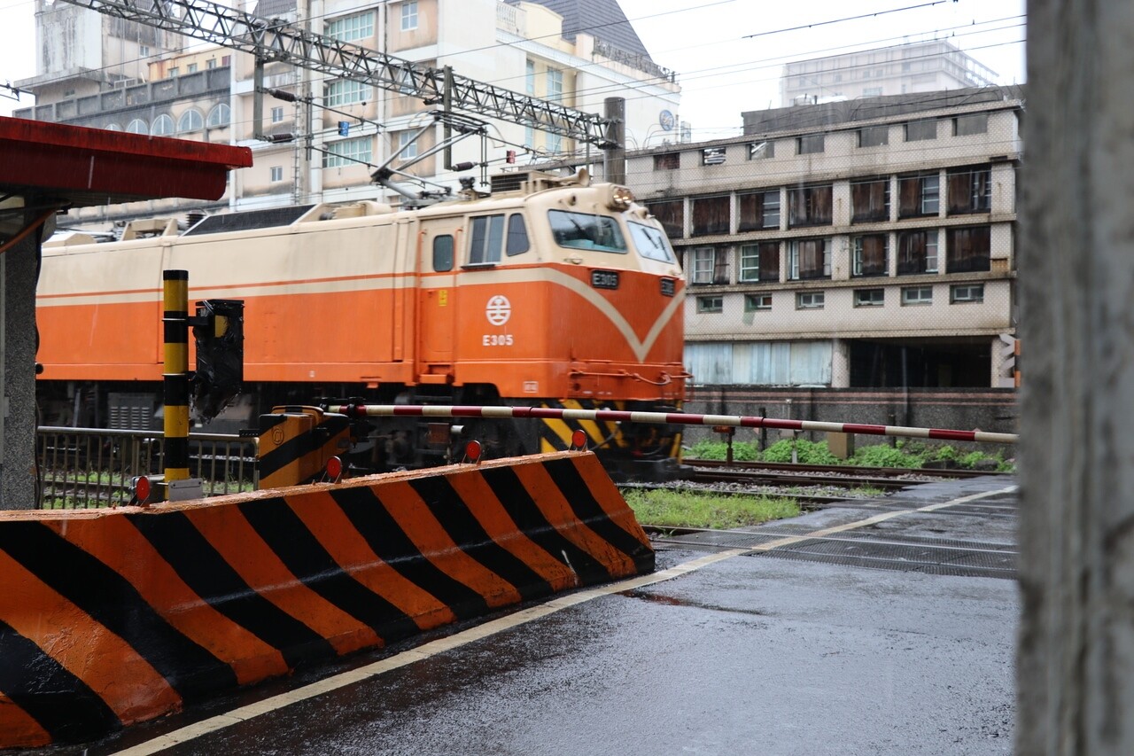 宜蘭東港陸橋下的居民與火車站比鄰而居，卻不知道一旦高鐵站選址宜蘭市，他們恐淪為被徵收的對象。記者陳熙文／攝影 