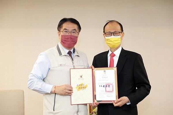 台南市長黃偉哲致贈感謝狀予台彩董事長薛香川。圖/台彩提供