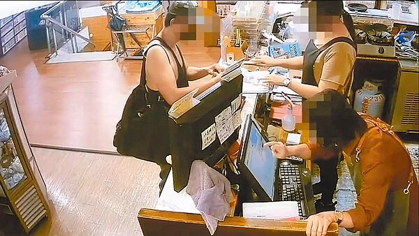 高雄蔡姓男子持偽造500元面額五倍券到漫畫店消費。（翻攝照片／曹明正高雄傳真）