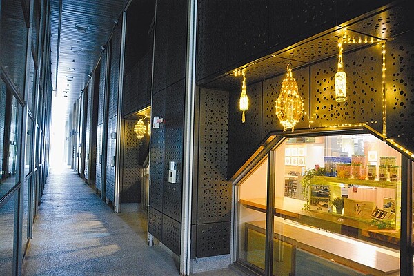 海科館與瑞芳瓶燈結合,將原為海溝的巷弄點亮,成為新的打卡景點。(國立海洋科技博物館提供/陳彩玲基隆傳真)