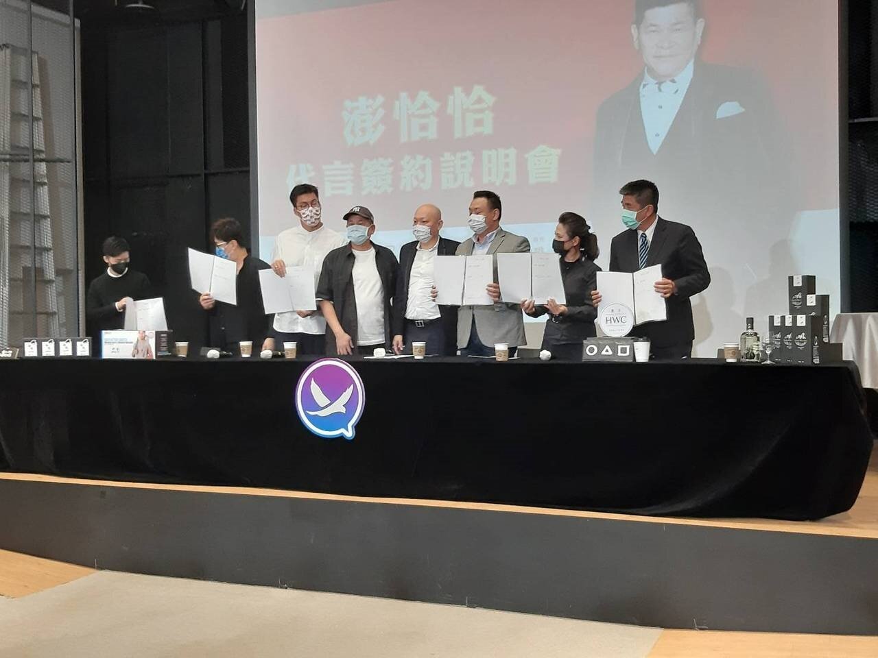 澎恰恰(中)出席代言廠商簽約記者會。記者林怡秀/攝影