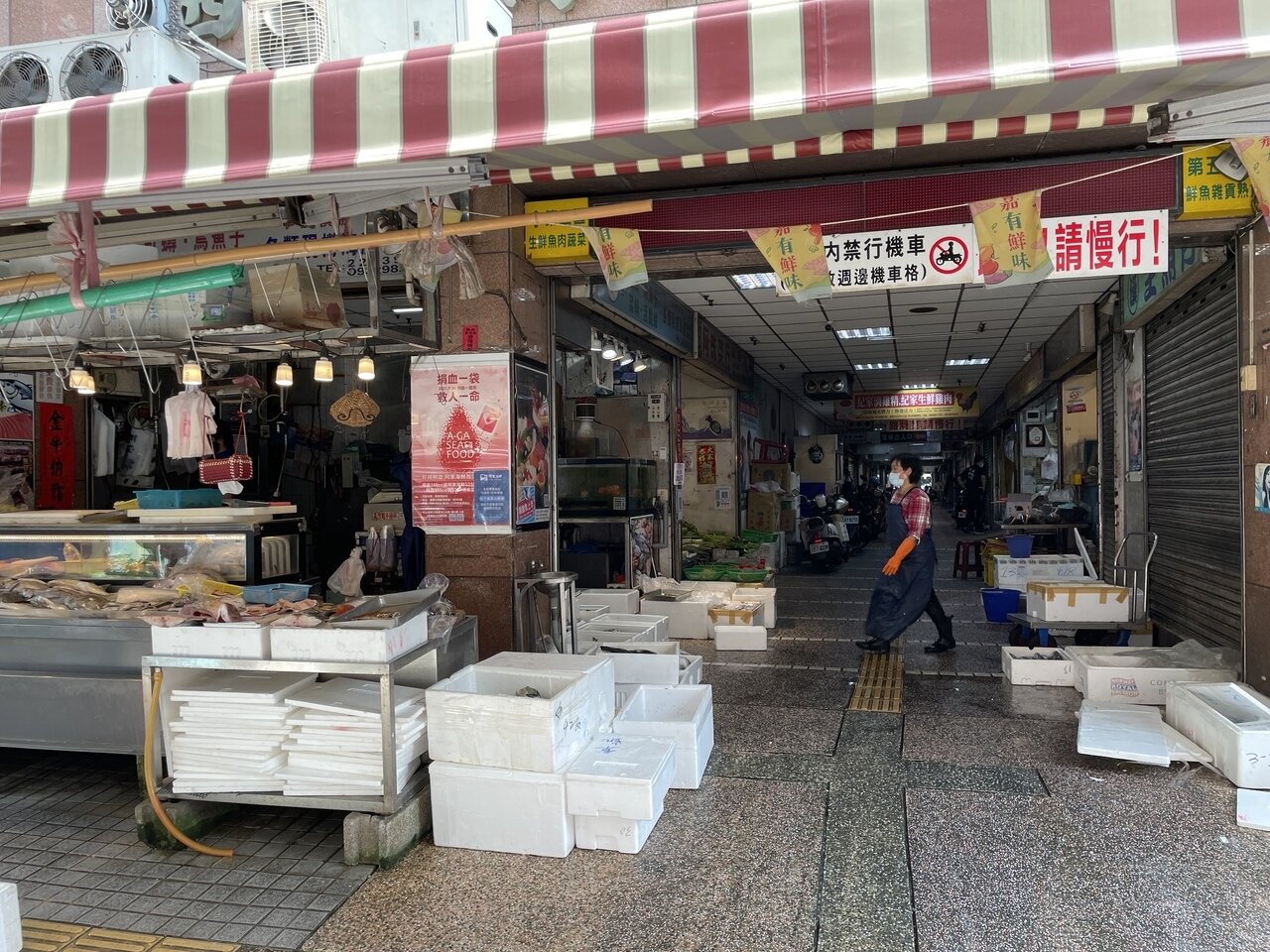 嘉市府宣布公有市場攤商租金打7折再實施3個月,圖為西市場靠近忠義街的入口。記者林伯驊/攝影