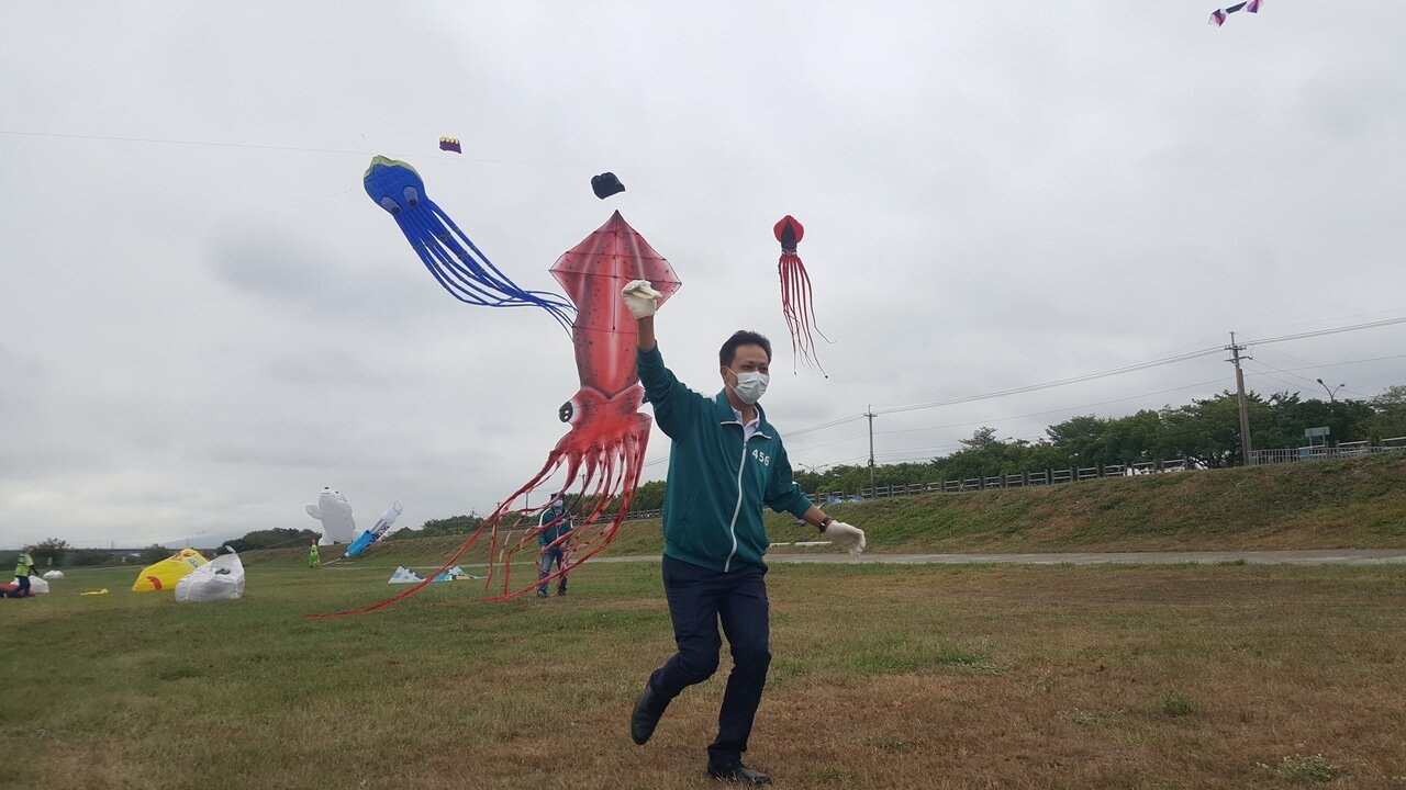 苗栗市長邱鎮軍放飛魷魚風箏。記者胡蓬生/攝影