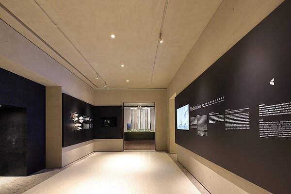 接待中心內部清楚介紹板橋、府中的歷史進程與「府中雙城」城市規劃的主軸，搭配接待中心內細心設計的裝置藝術、融合放鬆舒適的空間感，呈現濃濃文藝與人文氣息。圖／新美齊画世代提供