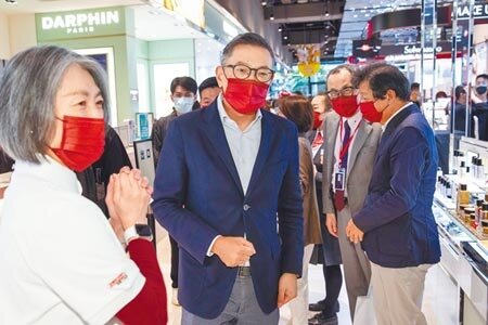 新光三越副董事長兼總經理吳昕陽（左）昨在新光三越台北信義新天地A8為美妝品牌打氣。（石智中攝）