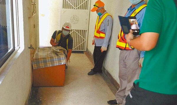 高市府提前5日完成有缺失的23棟老舊大樓逃生通道障礙物清除作業,共清除高達近38噸堆積在逃生通道的廢棄物及回收物。圖/高市府環保局提供