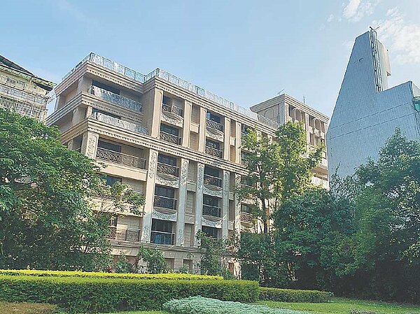 南京復興案坐落於南京東路,由日本大師丹下憲孝與三門建築事務所聯合打造全新落成,具有交通便捷商圈活絡的特性。圖/普華國際提供