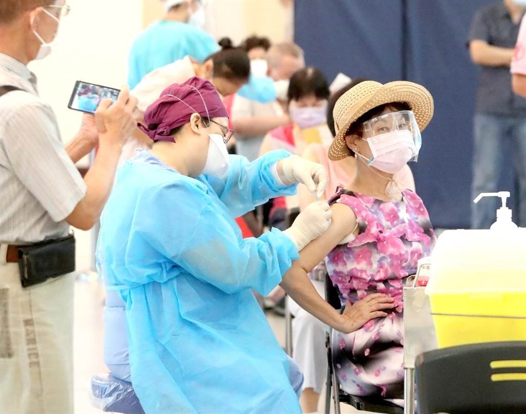 AZ混打BNT擬第13輪開打,將鬆綁海外國人春節返鄉檢疫措施。圖/中時報系資料照