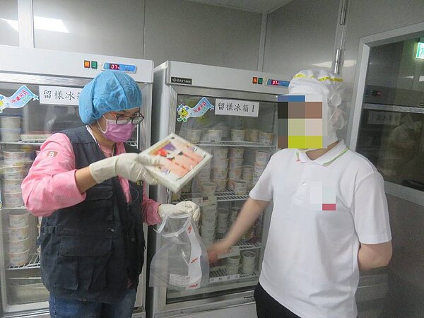 新北市聖心女中住宿生昨凌晨陸續出現腹痛、腹瀉等疑似食物中毒情形,新北市衛生局抽驗留樣便當菜色。圖/新北衛生局提供