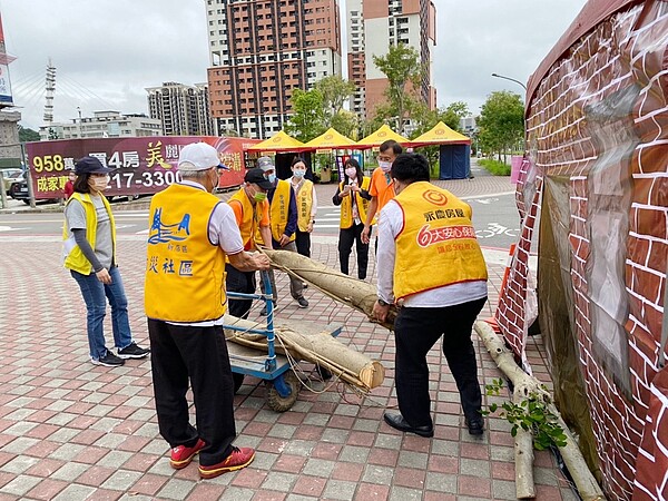 現場模擬颱風、水災、地震及火災等狀況的應變方法，讓里民面對緊急情況可以冷靜應對。圖／永慶房產集團提供