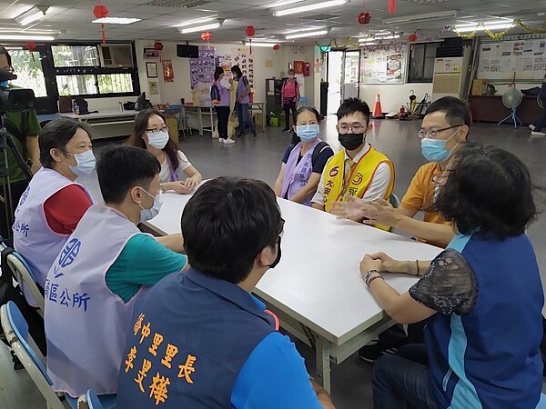 永慶房屋參與僑中里的防災成果發表,為鄰里的安全多盡一份心力。圖/永慶房產集團提供