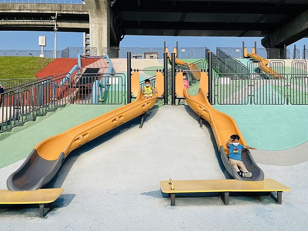 熊猴森樂園草皮區開放定點飲食。圖/新北市水利局提供