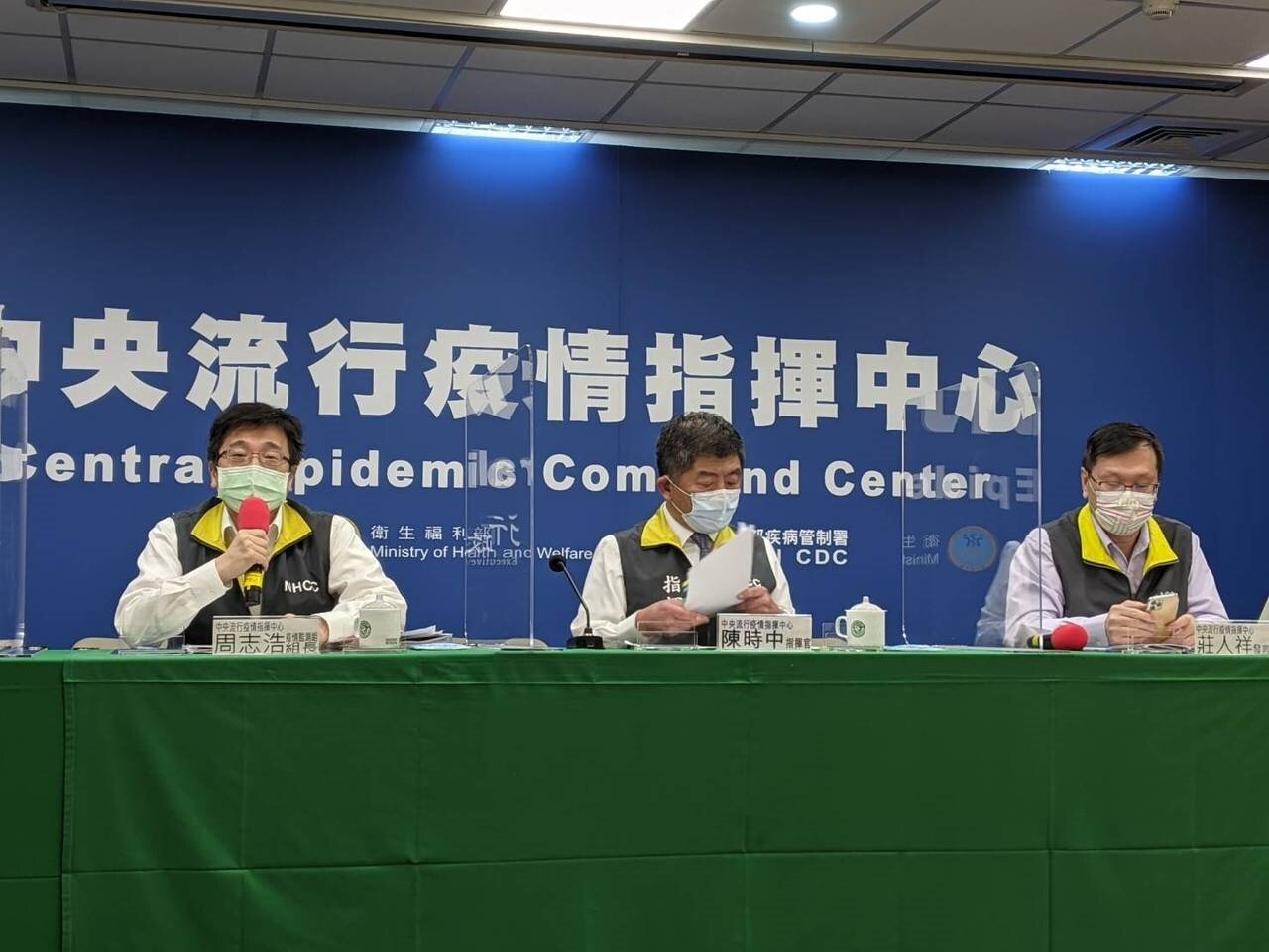 引起關注的是案號16448為本國籍60多歲男性，疑為富邦金控董事長蔡明興，陳時中也證實「資料大致是正確，但基於個資保護，不要談到名稱。」目前隔離病況治療中，且病況穩定。記者謝承恩／攝影 