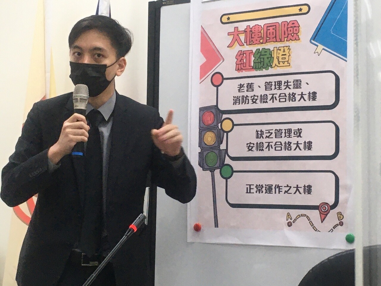 桃園市議員牛煦庭今天開記者會指出，防止高雄城中城悲劇不能只靠都更。記者陳俊智/攝影 