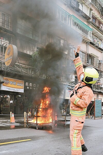 北市昨在信維整宅進行防災演練。圖/聯合報記者許正宏攝