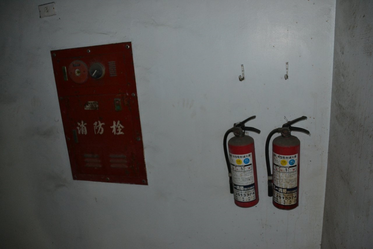 台南市部分老舊大樓因沒管委會，易有滅火器逾期，消防設備無法正常使用等問題。圖／聯合報記者鄭惠仁攝