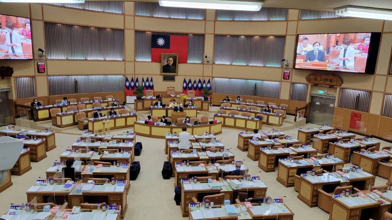 新北市議員江怡臻今在議會質詢時提到，針對北土城交流道以及Youbike2.0的增設，地方上有聲音認為，是市長侯友宜延宕了兩項重大工程的啟用時間。記者江婉儀／攝影 